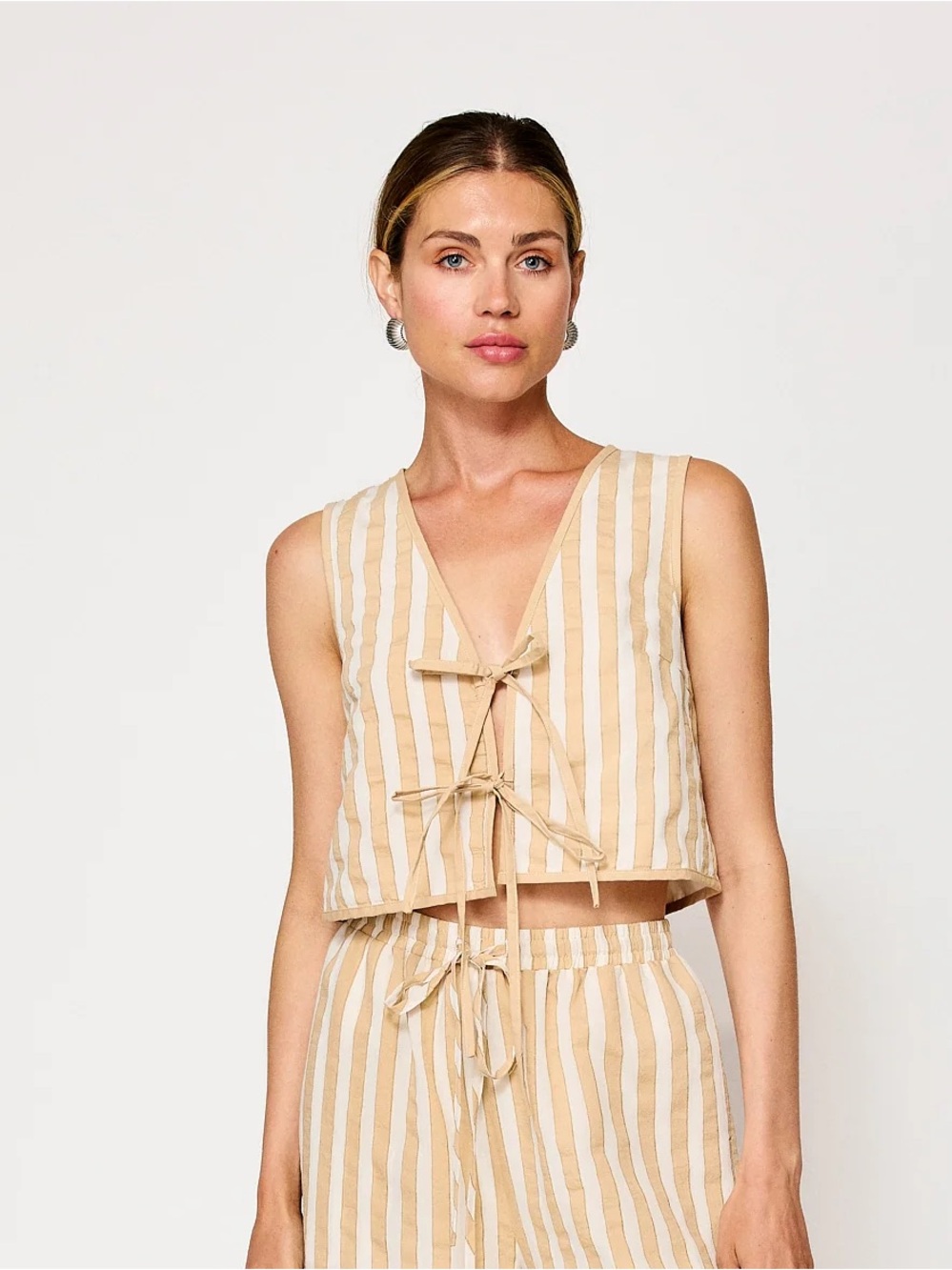 Line and Dot KAMARI TIE DETAILED TOP